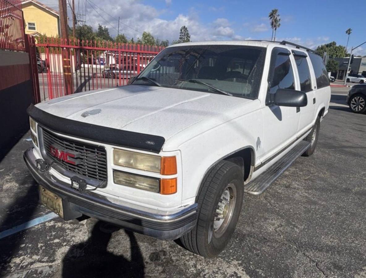 Gmc-Suburban-2500-1996-white