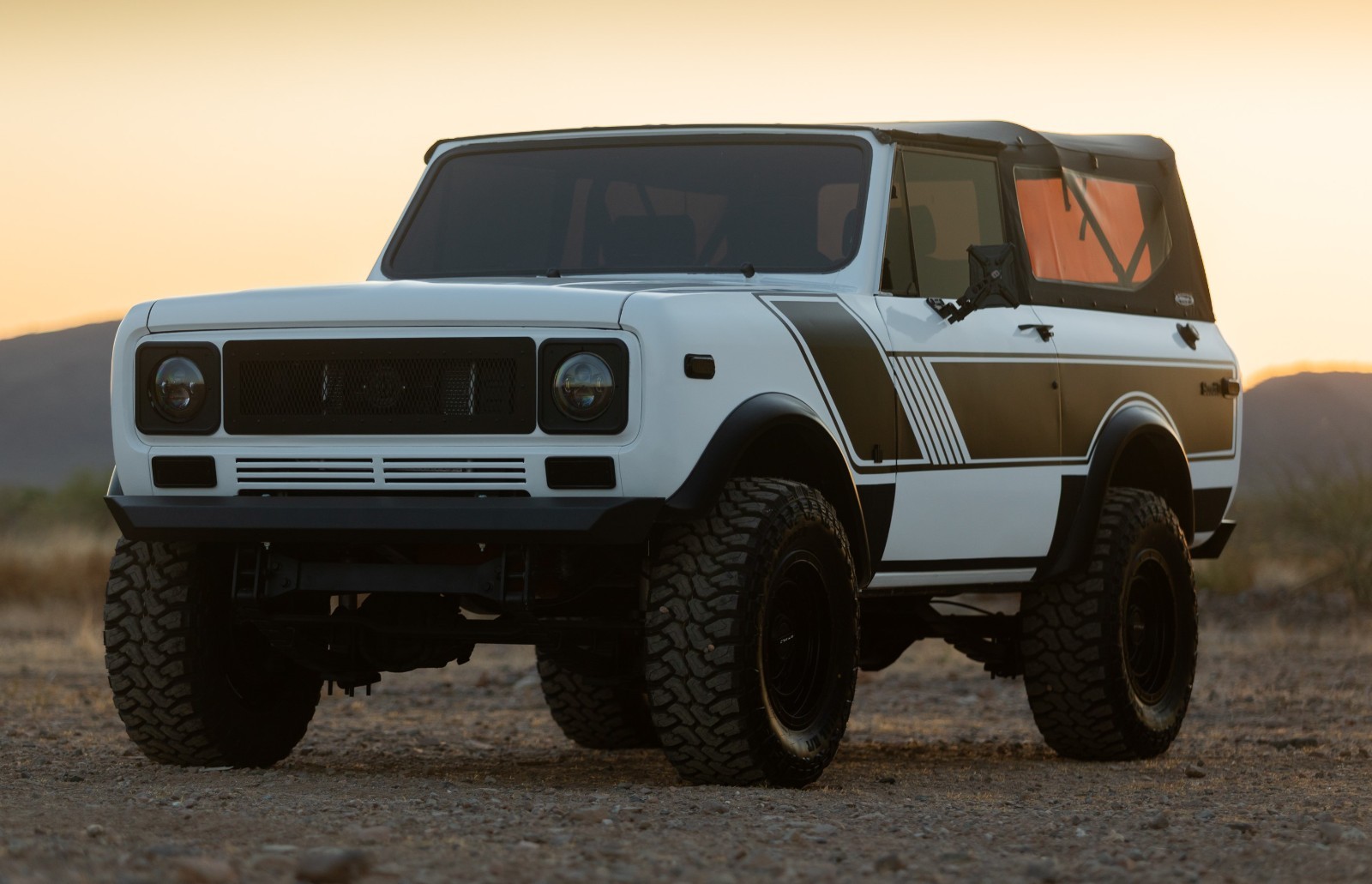 International-Harvester-Scout-1972-Premium-Walnut-Deerskin-Black