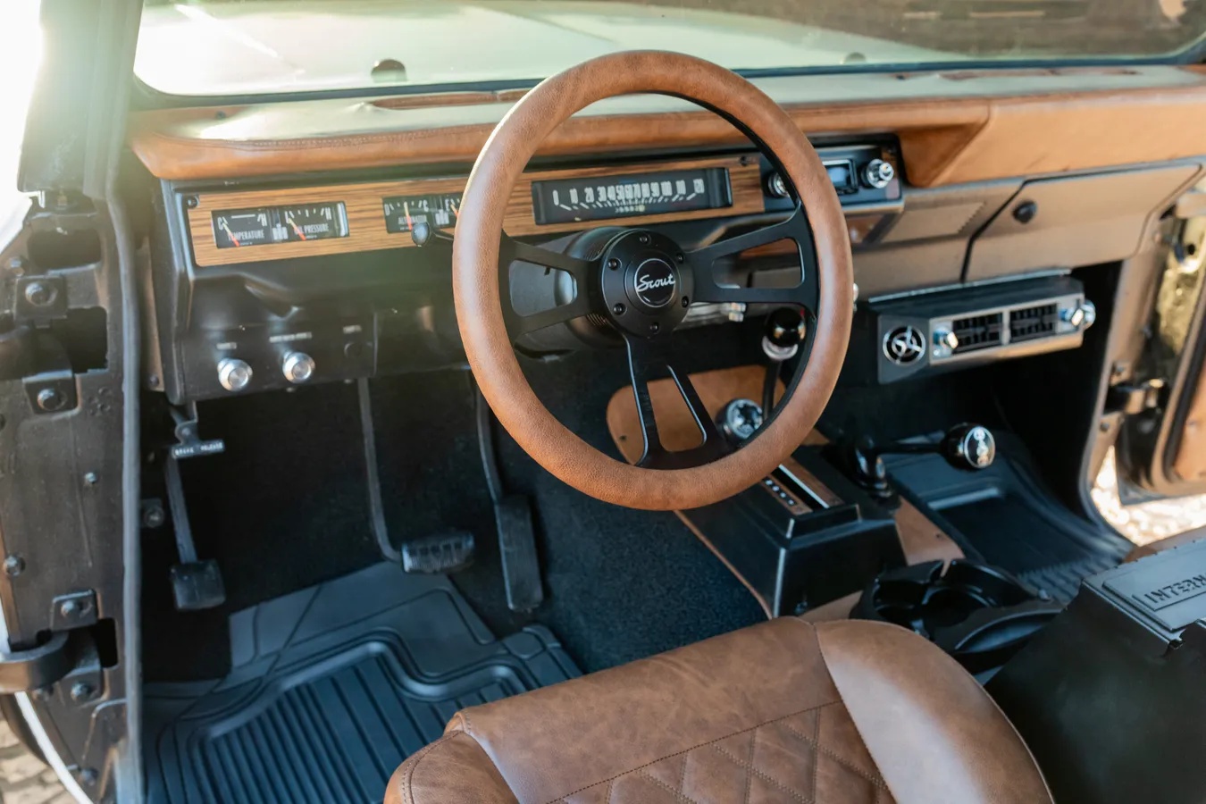 International-ihc-Scout-1972-White-Jet-Black