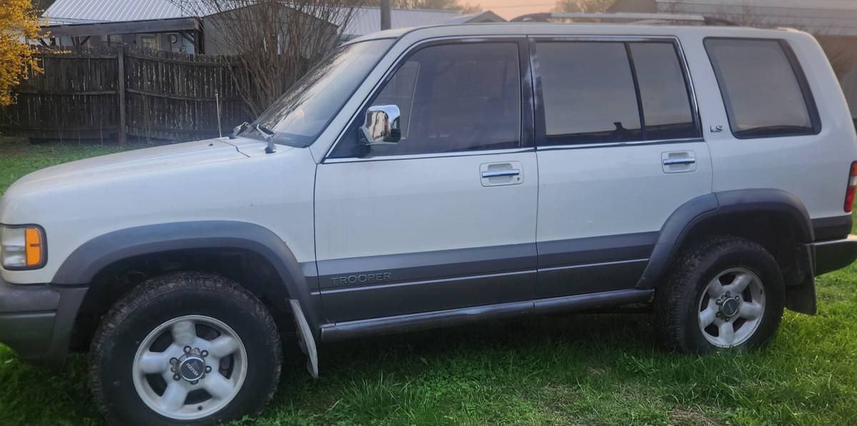 Isuzu-trooper-1996-white