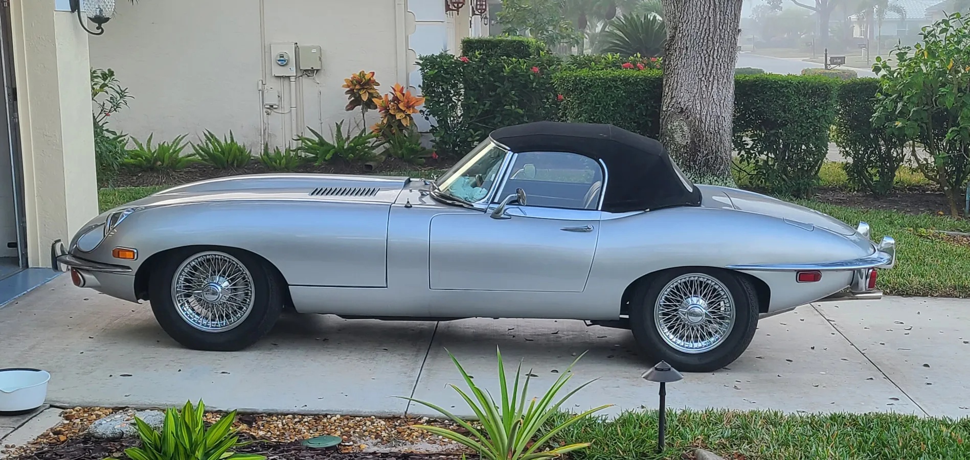 Jaguar-E-type-xke-1969-Silver-Black