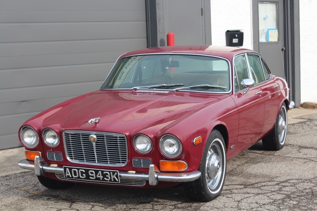 Jaguar-XJ6-1972-Sedan-Tan