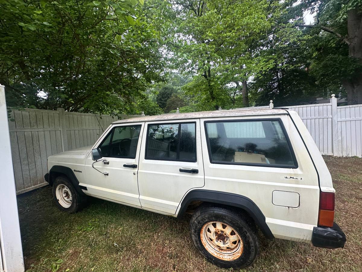 Jeep-Cherokee-1986-white