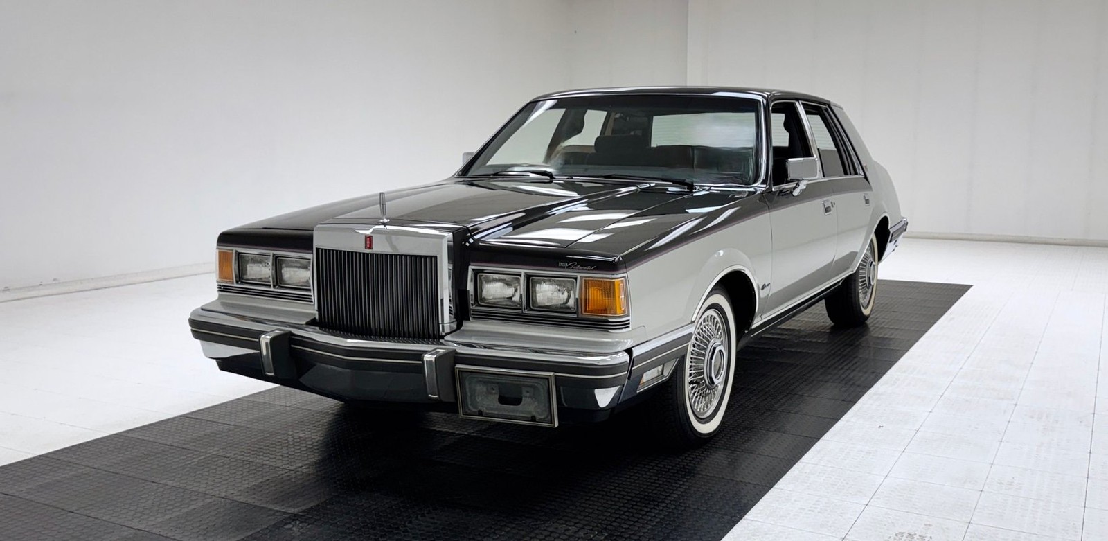 Lincoln-Continental-1983-Sedan-Charcoal-Gray