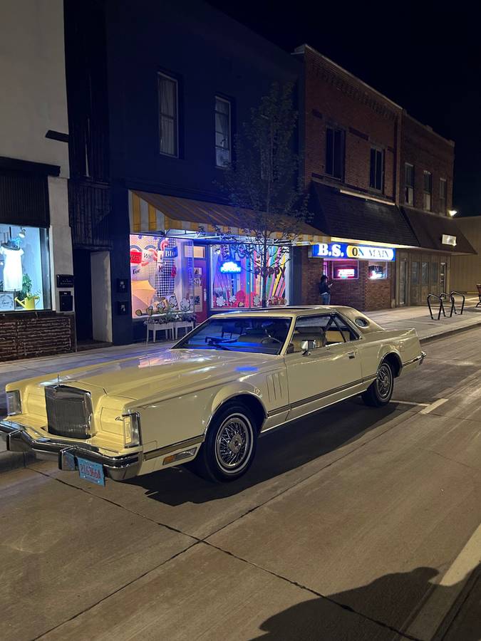 Lincoln-Mark-v-1977-yellow