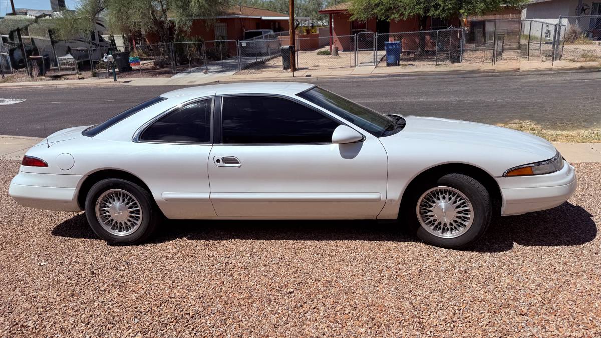 Lincoln-Mark-viii-1996-white