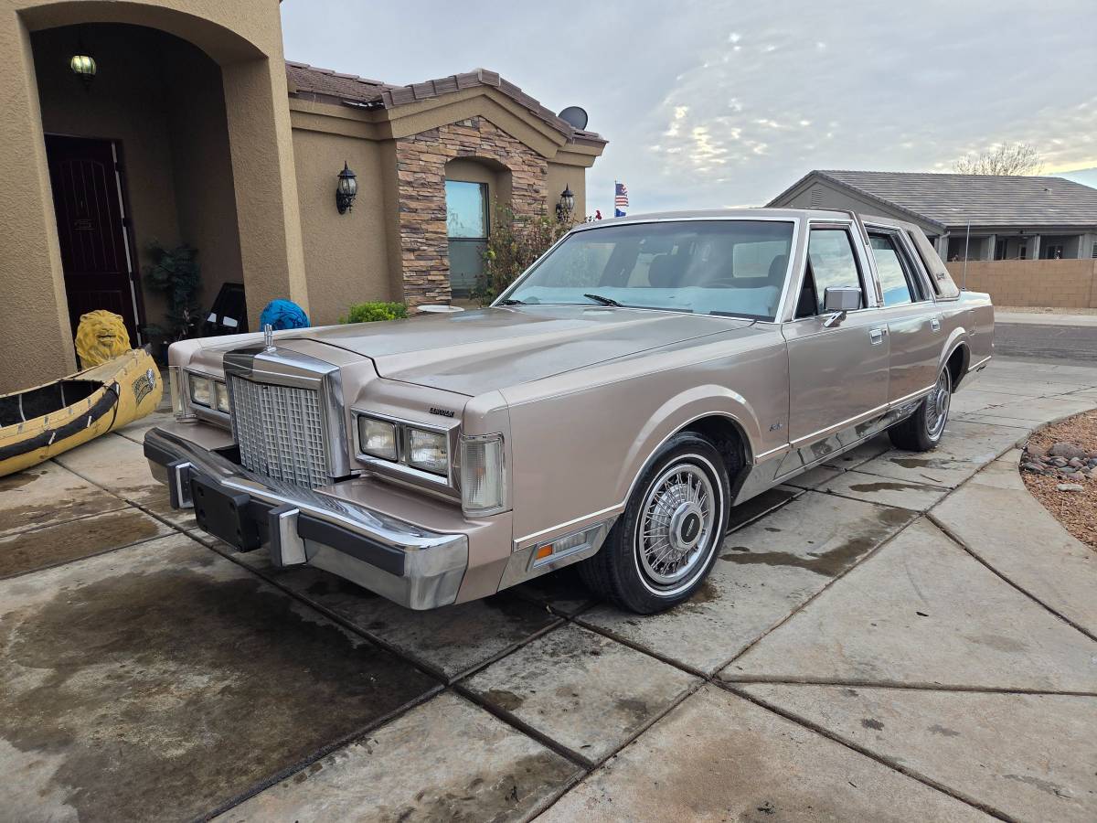 Lincoln-Town-car-1986-silver