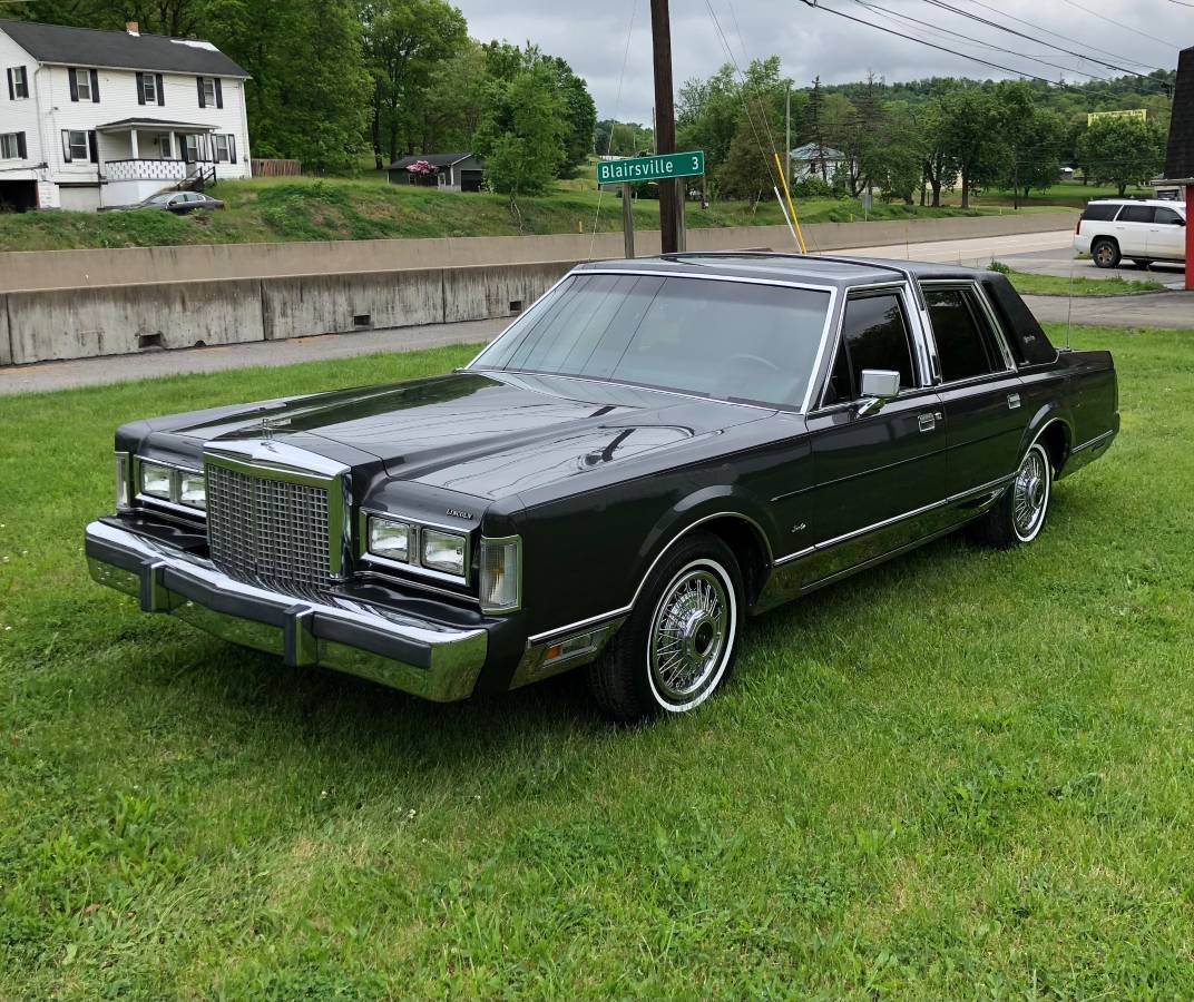 Lincoln-Town-car-1987-grey
