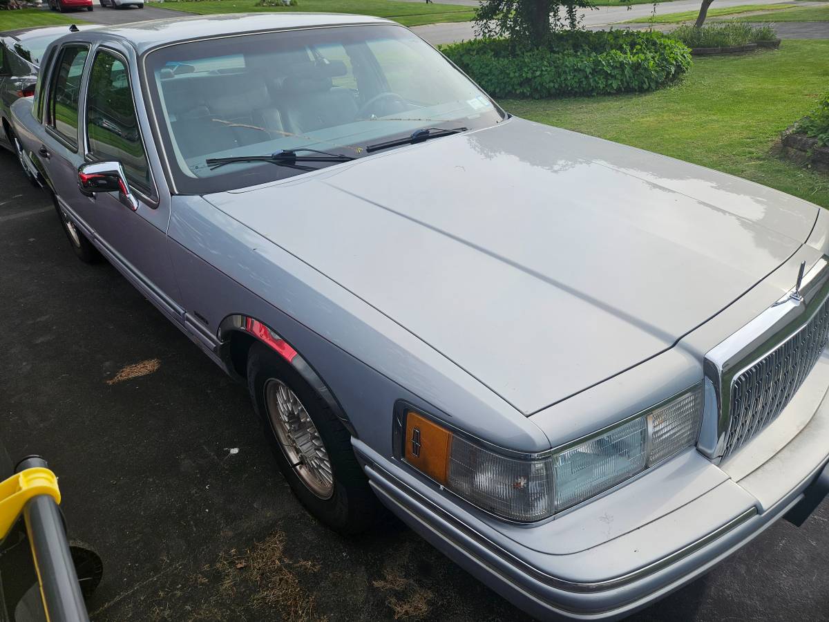 Lincoln-Town-car-1994-grey