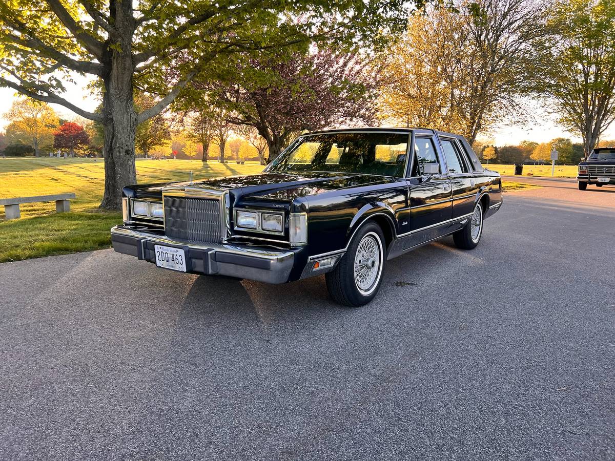 Lincoln-Town-car-signature-tournament-edition-1988-blue