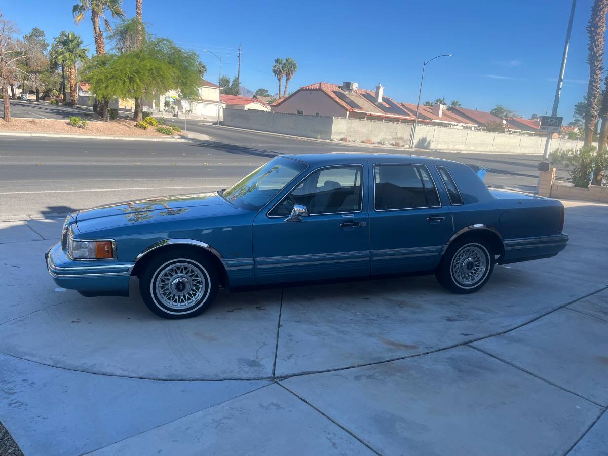 Lincoln-Town-car-signaturetournament-edition-1993-blue