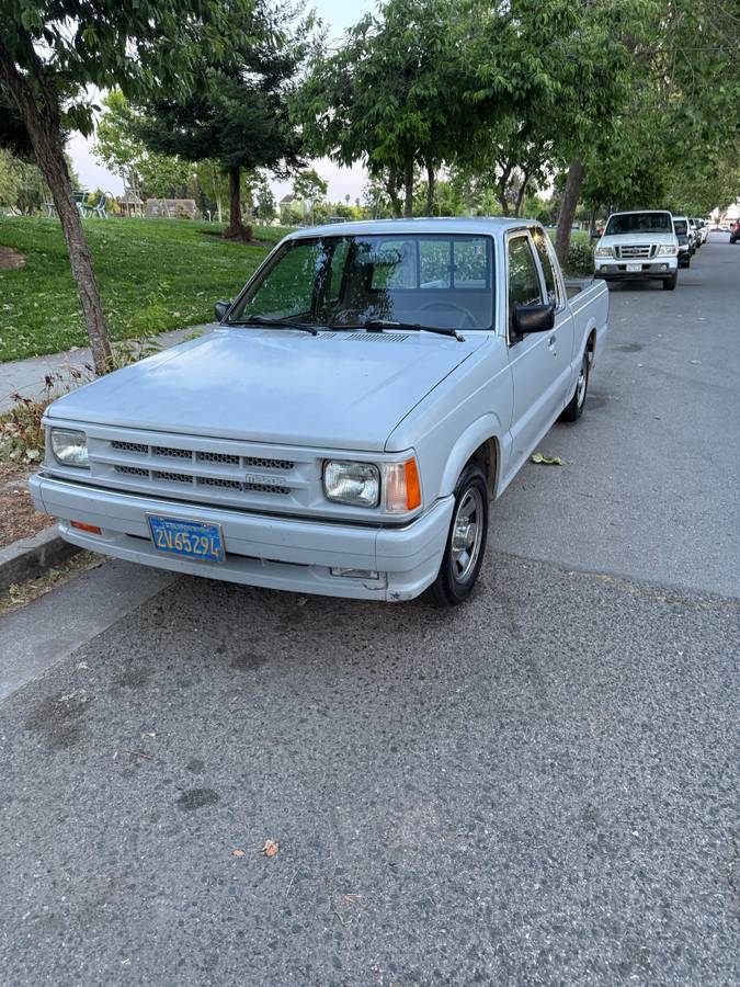 Mazda-B2000-1986-grey
