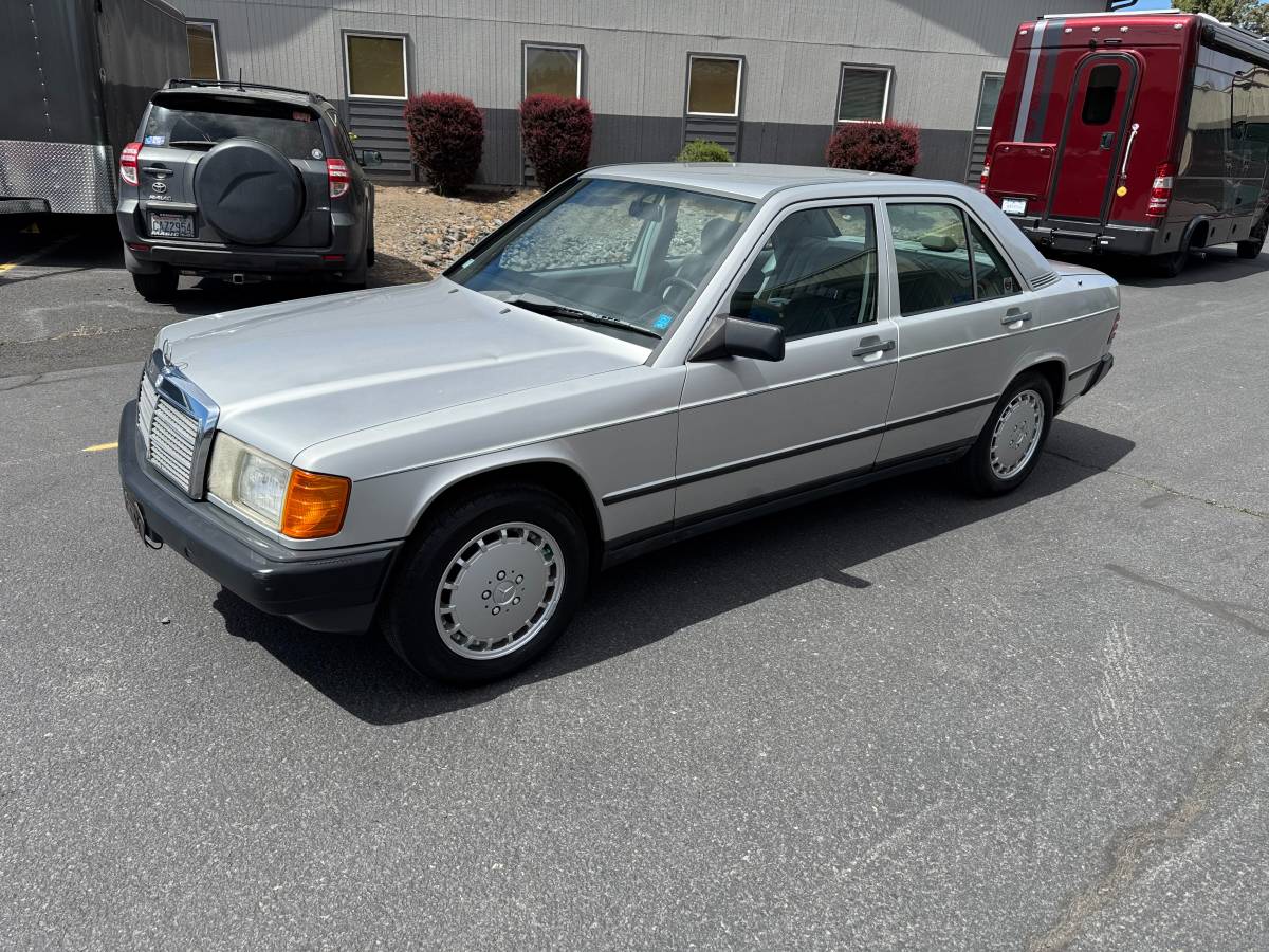 Mercedes-benz-190-1987-silver