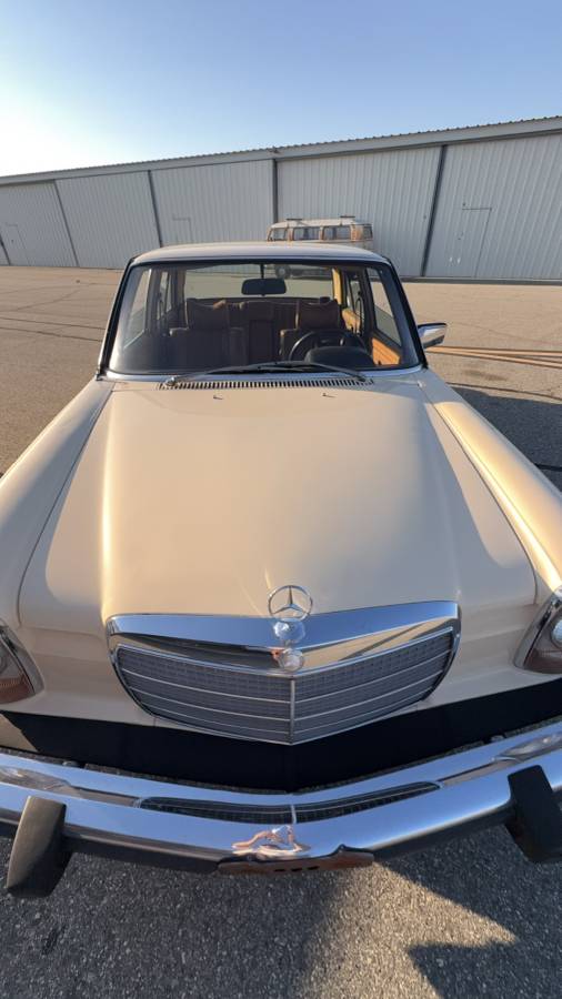 Mercedes-benz-240d-diesel-1974-white