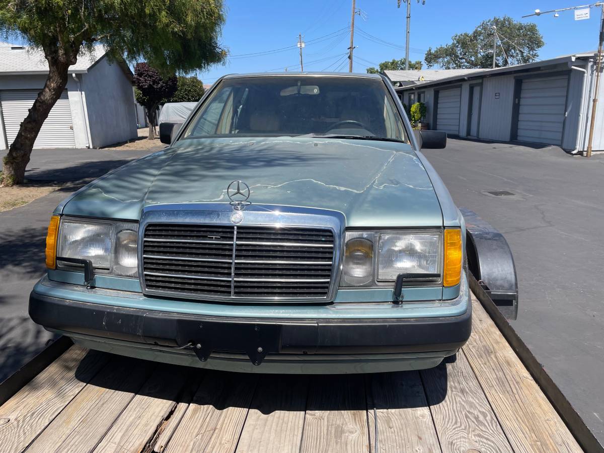Mercedes-benz-E-class-1990-green