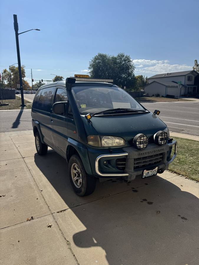 Mitsubishi-Delica-1996-green