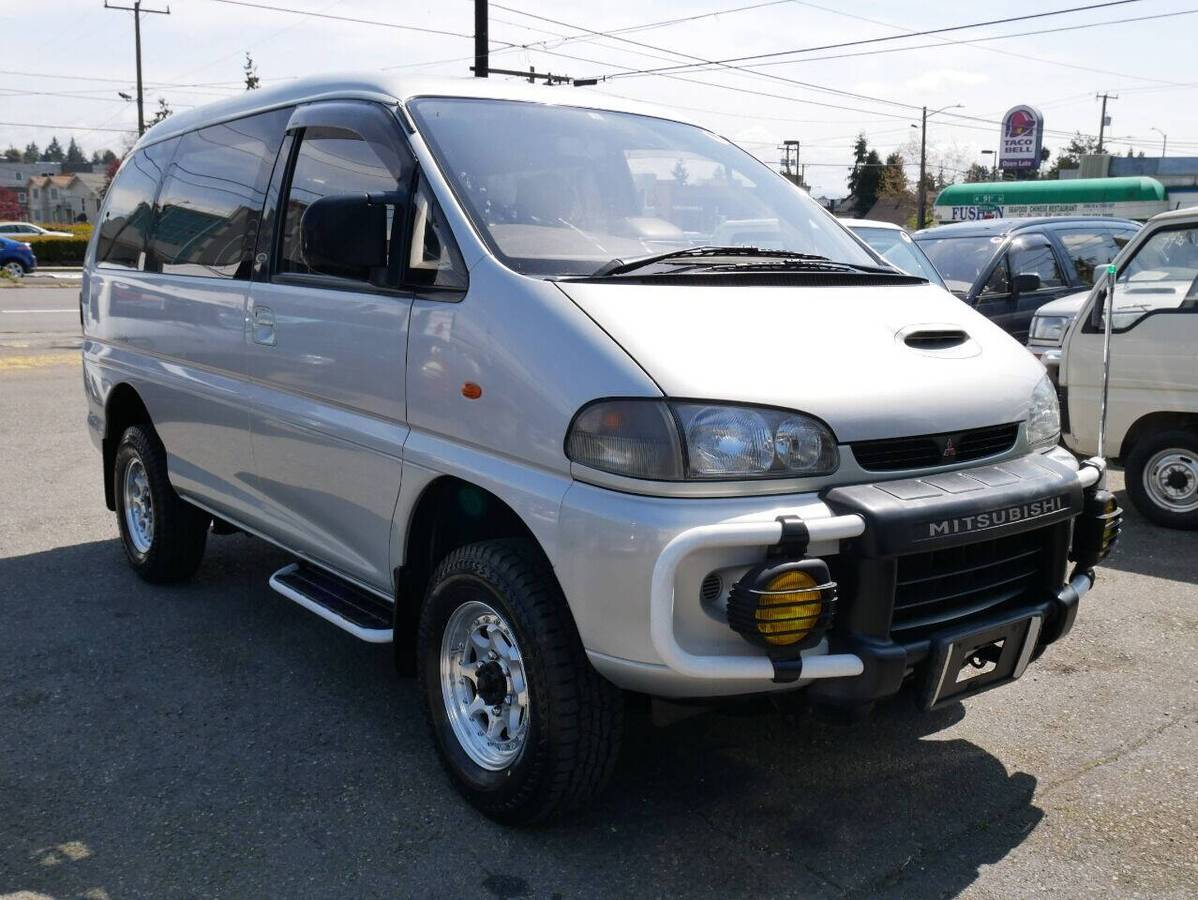 Mitsubishi-Delica-diesel-1994-silver