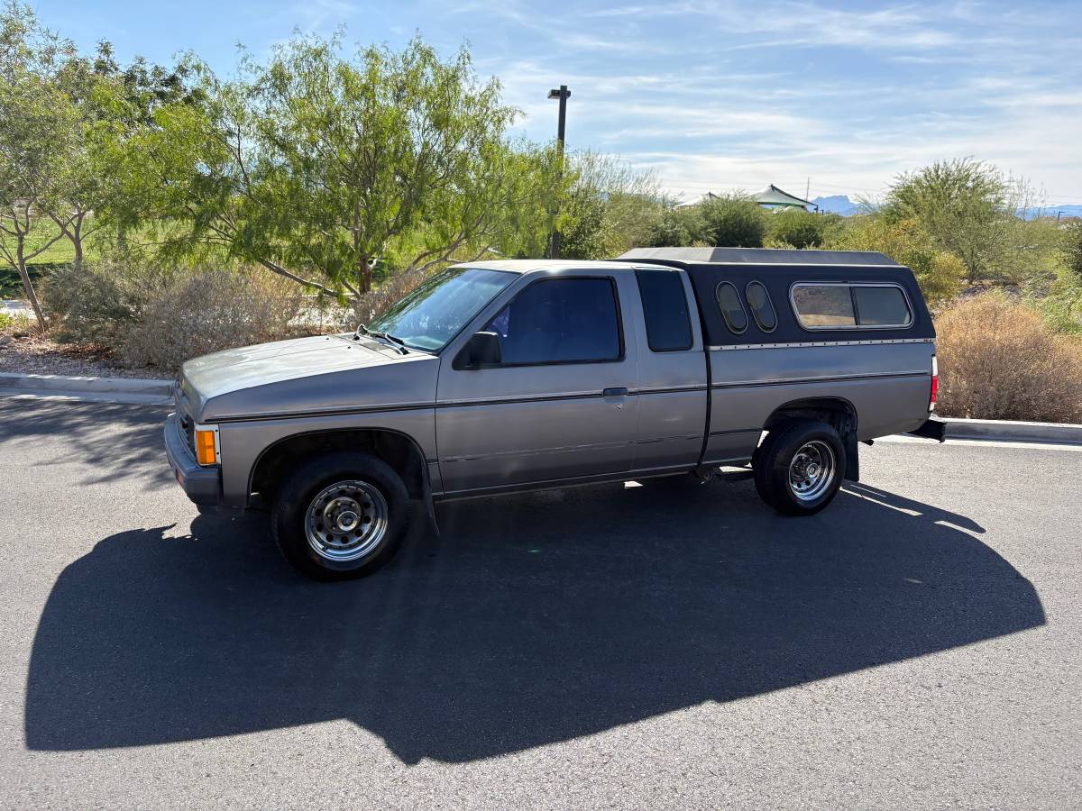 Nissan-D21-hardbody-1986-grey