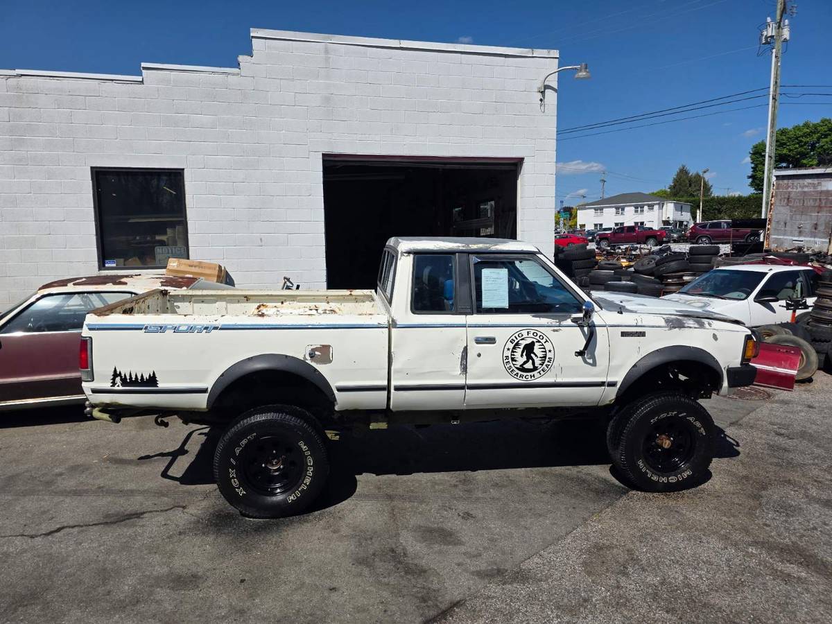 Nissan-Pickup-1985-white