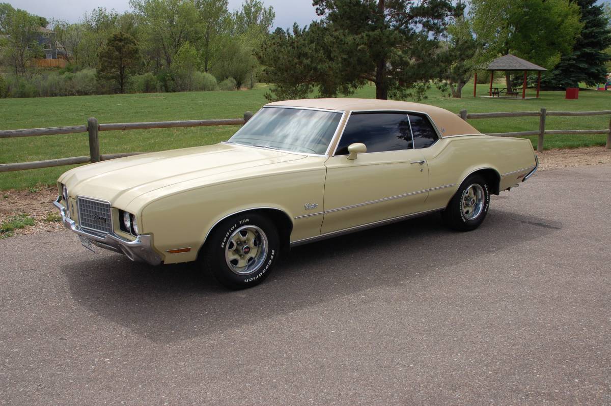Olds-cutlass-supreme-1972-yellow