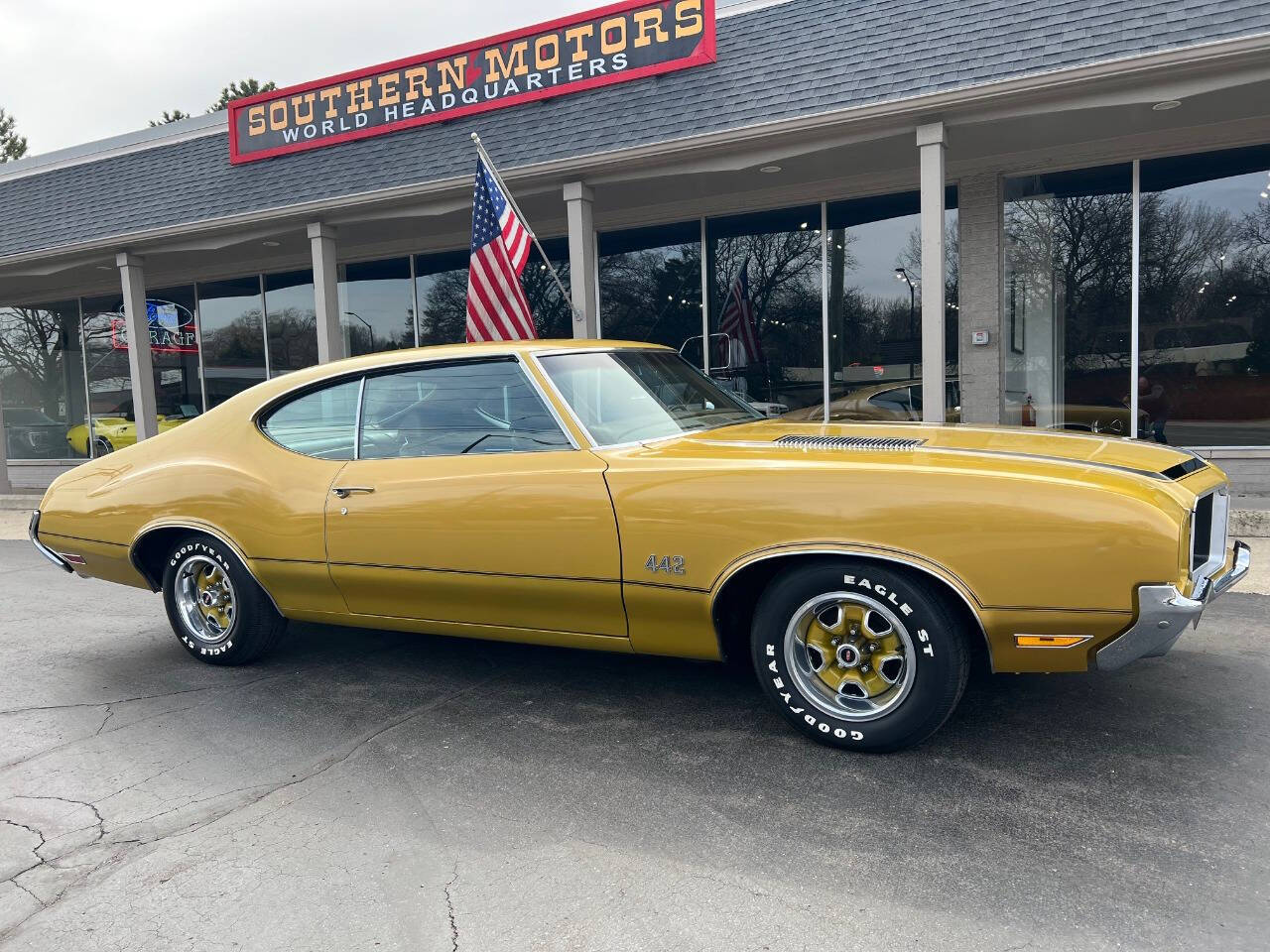 Oldsmobile-4-4-2-1972-Gold-Tan