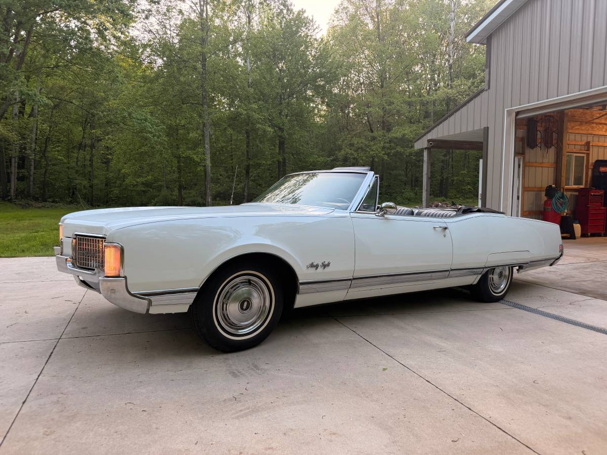 Oldsmobile-98-1968-white
