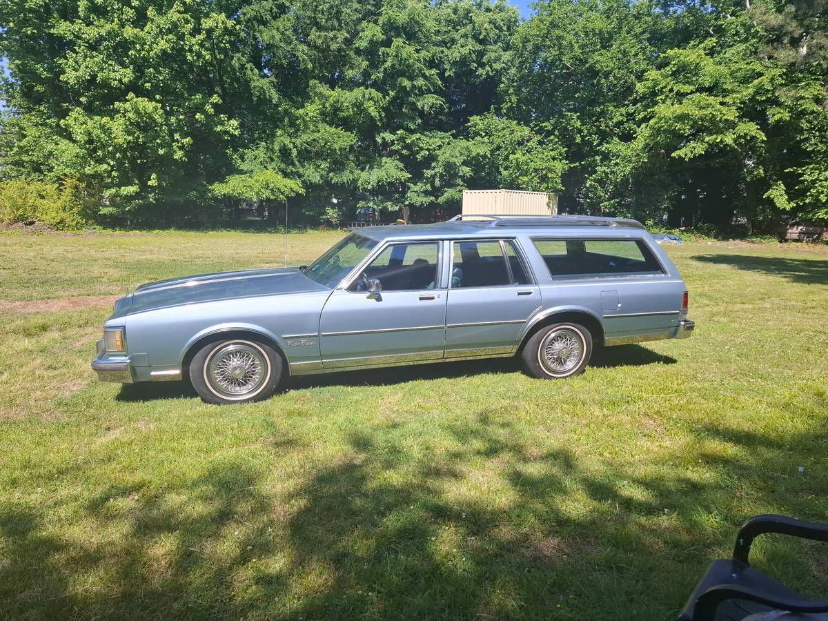 Oldsmobile-Custom-cruiser-wagon-1987-blue