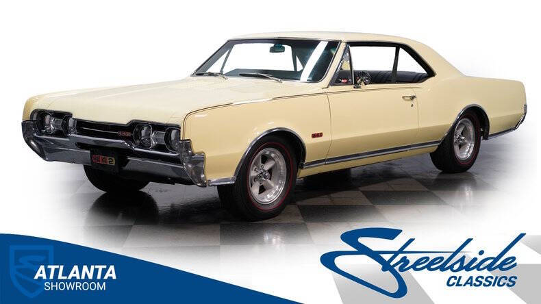 Oldsmobile-Cutlass-1967-Saffron-Yellow-Black