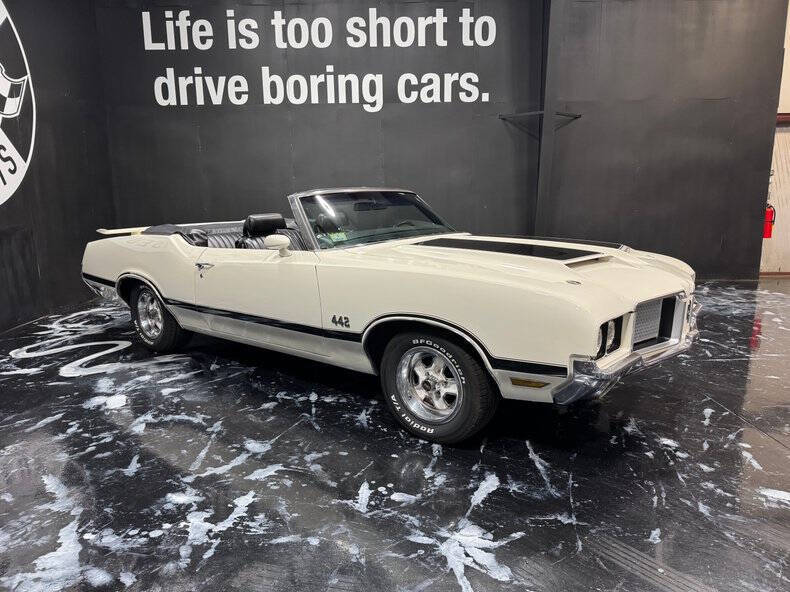 Oldsmobile-Cutlass-1972-White-Black