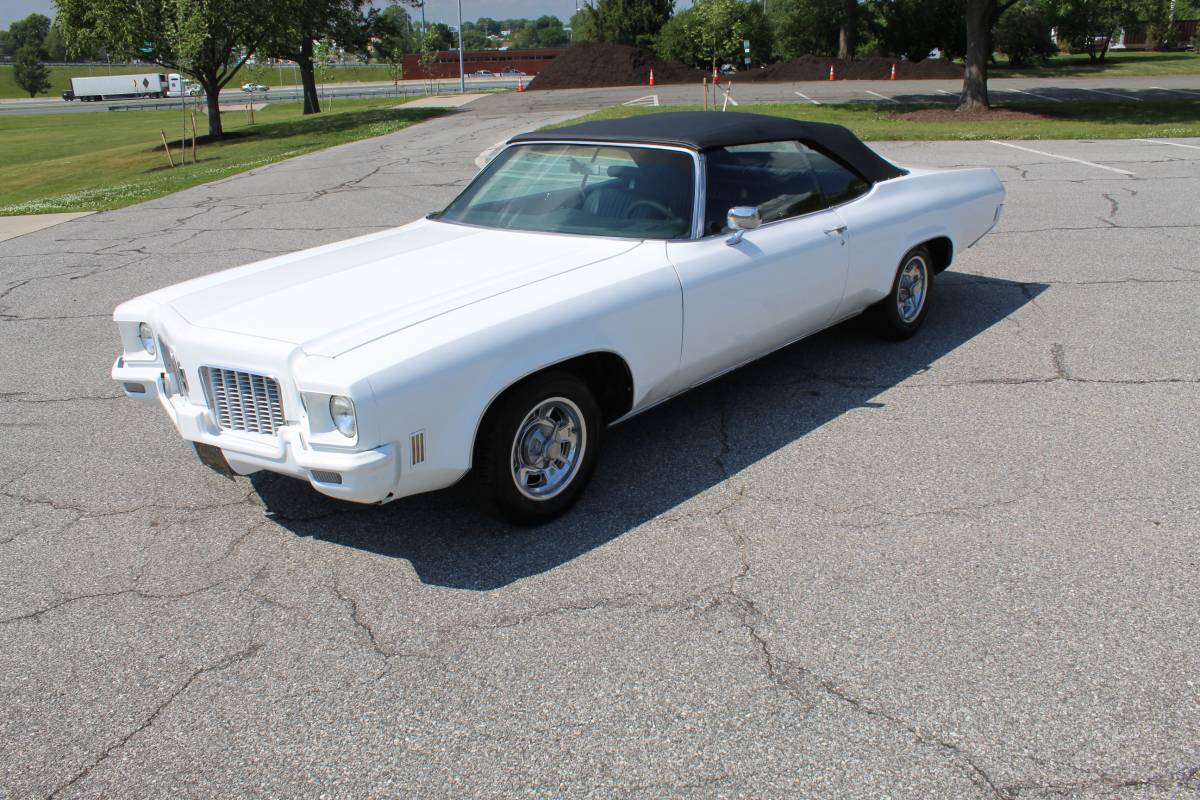 Oldsmobile-Delta-88-1971-white