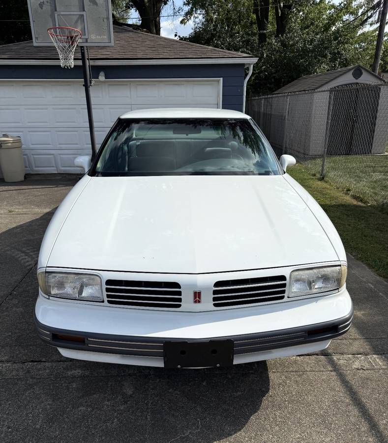 Oldsmobile-Delta-88-1995-white