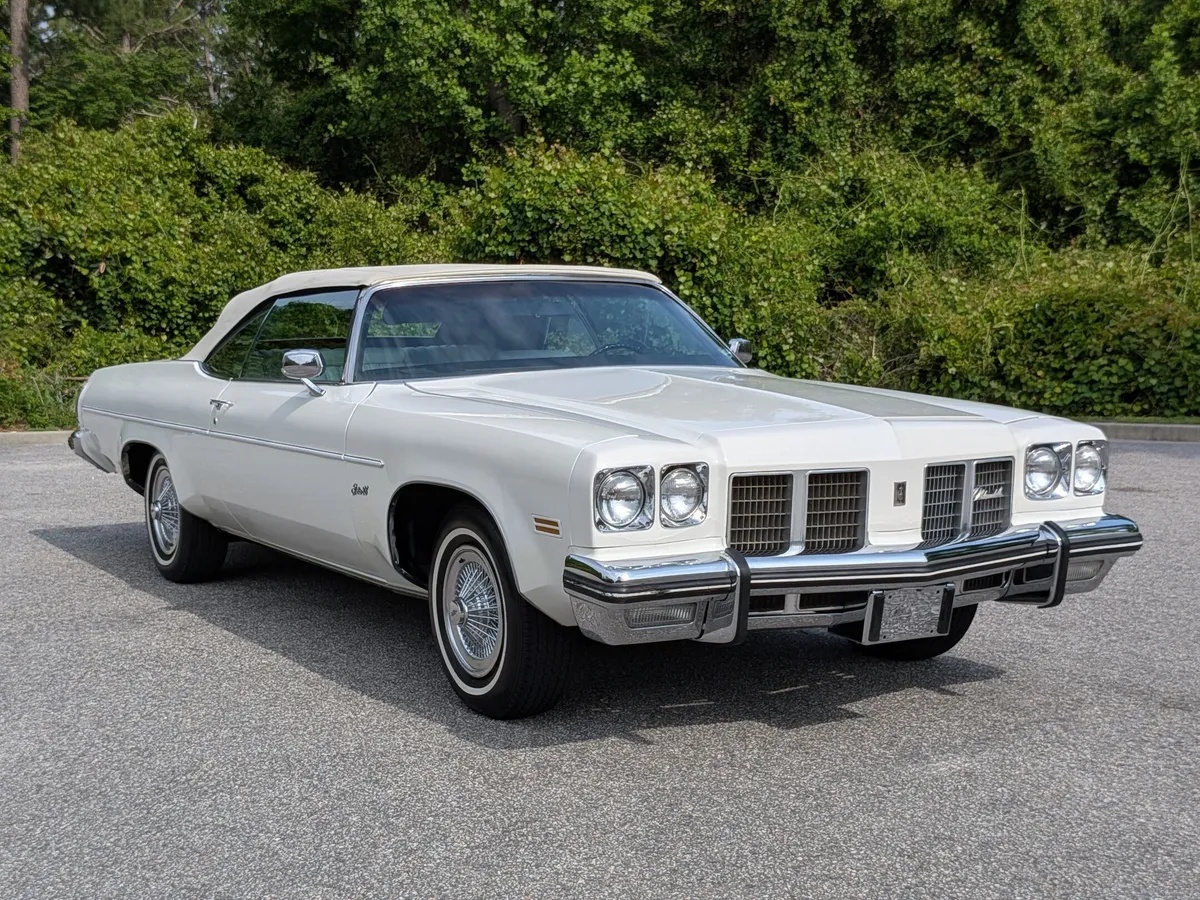 Oldsmobile-Delta-88-royale-1975-White-White