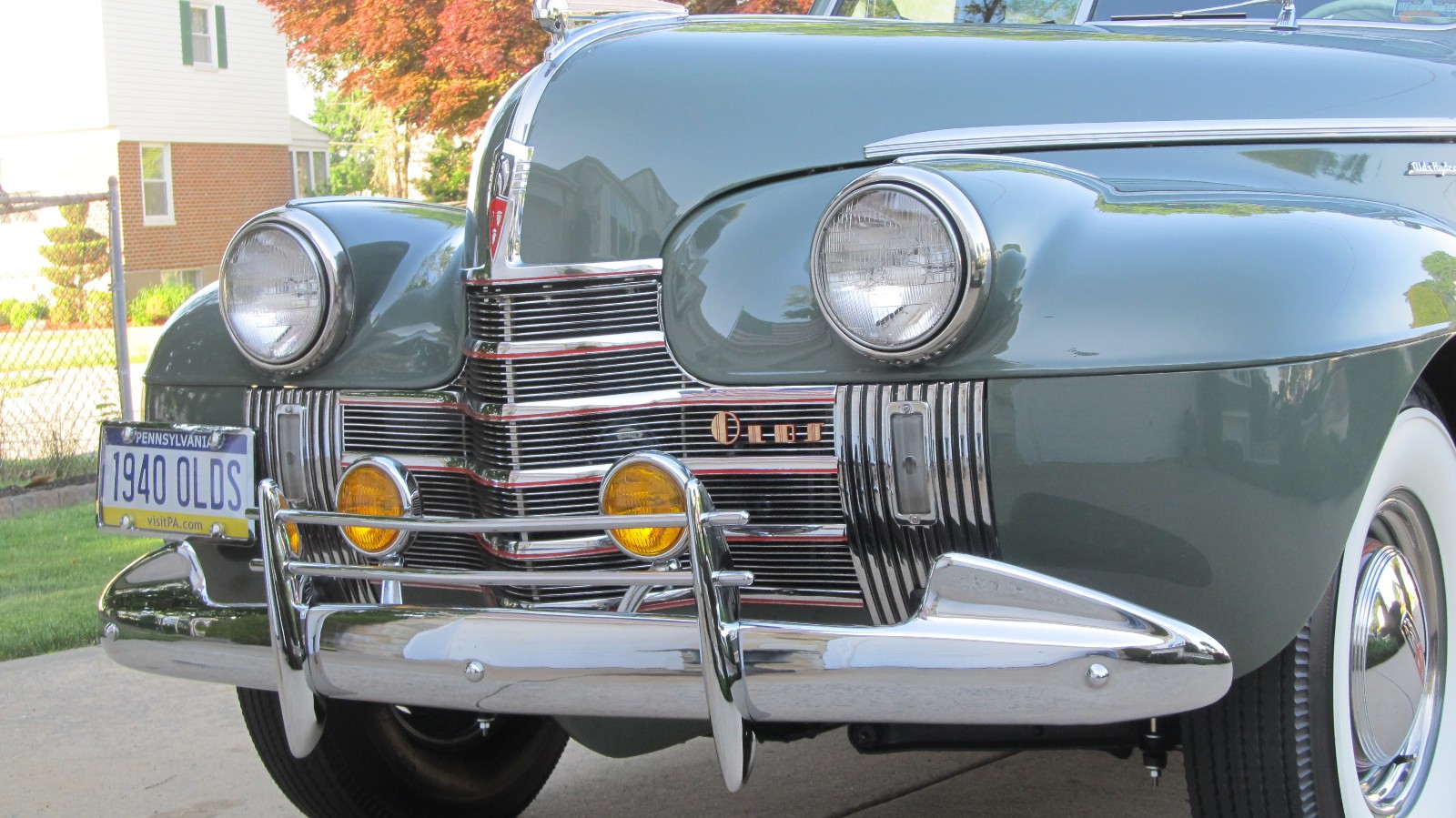 Oldsmobile-Series-90-1940-Sedan-Tan
