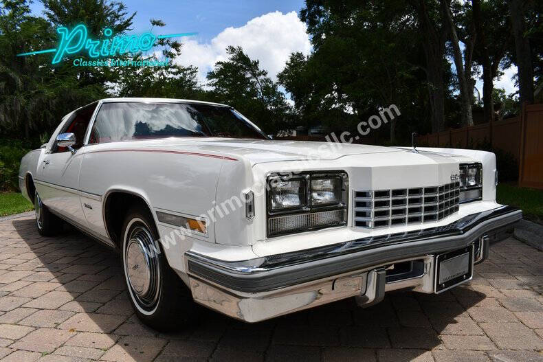 Oldsmobile-Toronado-1977-White-Maroon