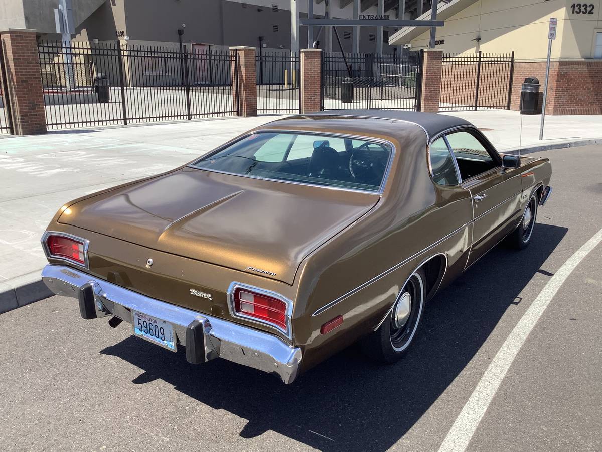 Plymouth-Duster-1973-brown