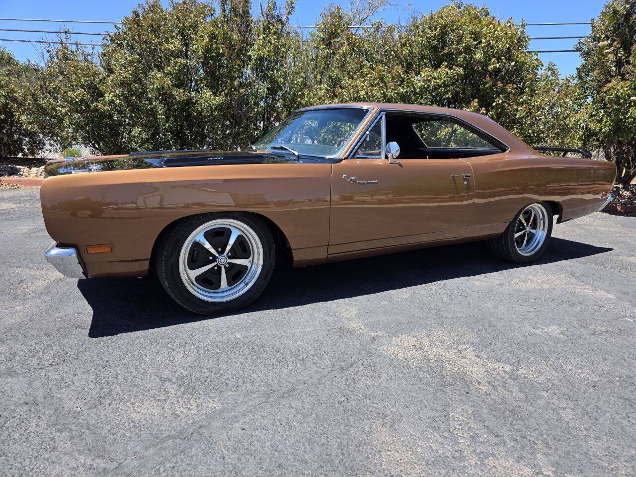 Plymouth-Roadrunner-1969-Gold-Black