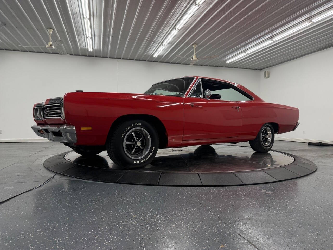Plymouth-Roadrunner-1969-Red-Black