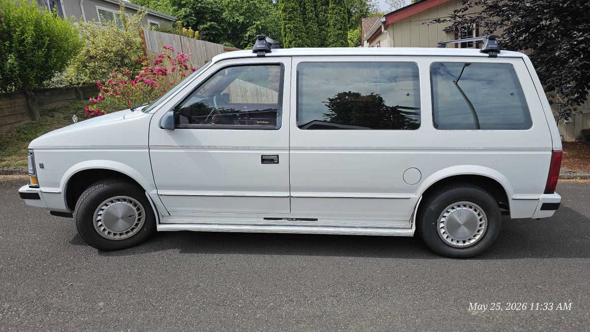 Plymouth-Voyager-1988-white