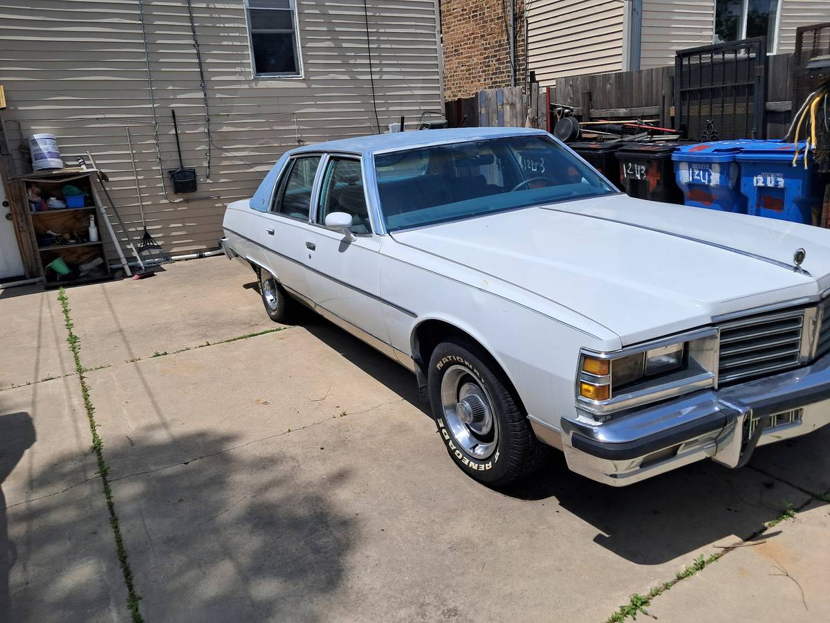 Pontiac-Bonneville-1979-custom