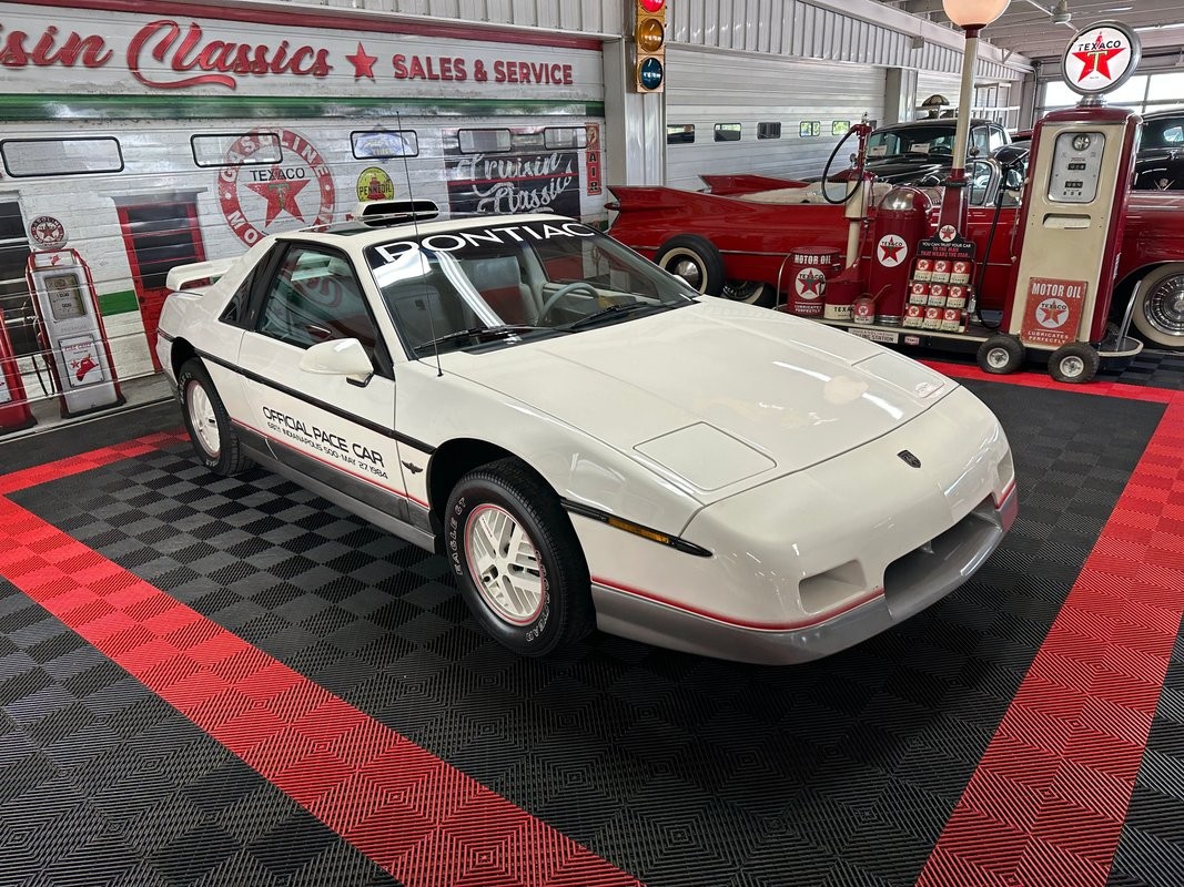 Pontiac-Fiero-1984-Coupe
