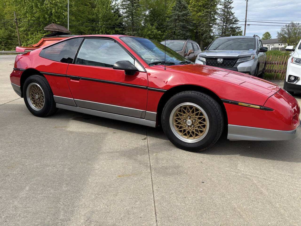 Pontiac-Fiero-1986-Red-Gray