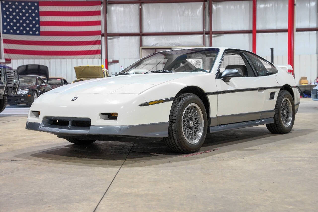 Pontiac-Fiero-1987-White-Gray