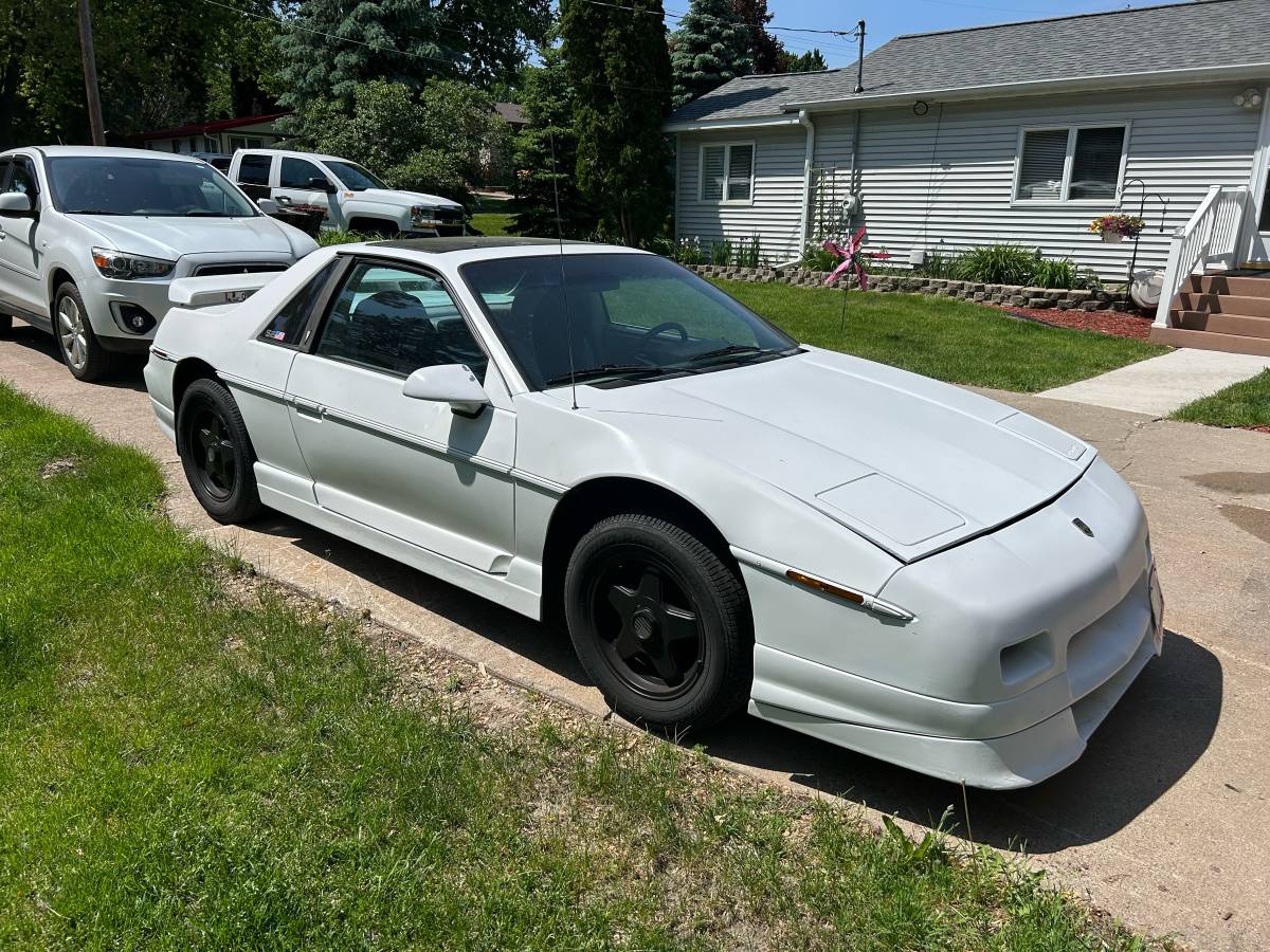Pontiac-Fiero-gt-1984-white