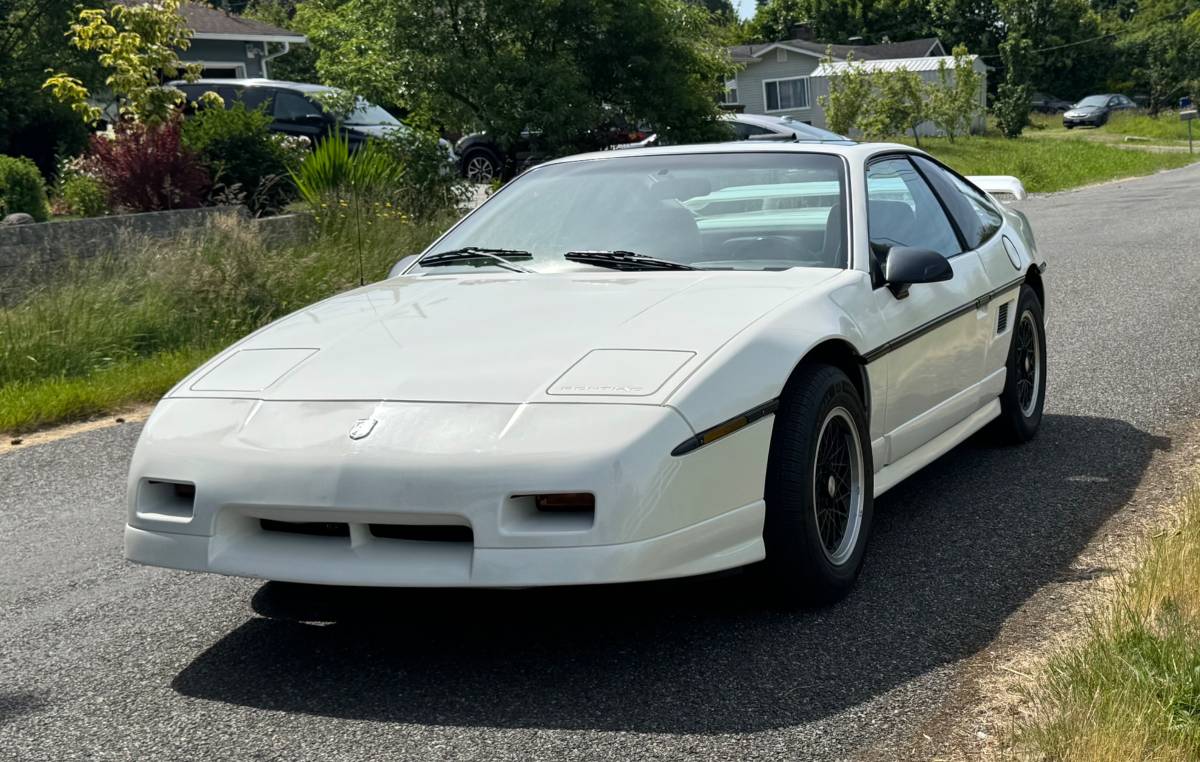 Pontiac-Fiero-gt-1988-white