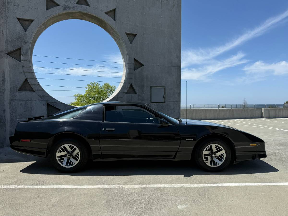 Pontiac-Firebird-1989-black