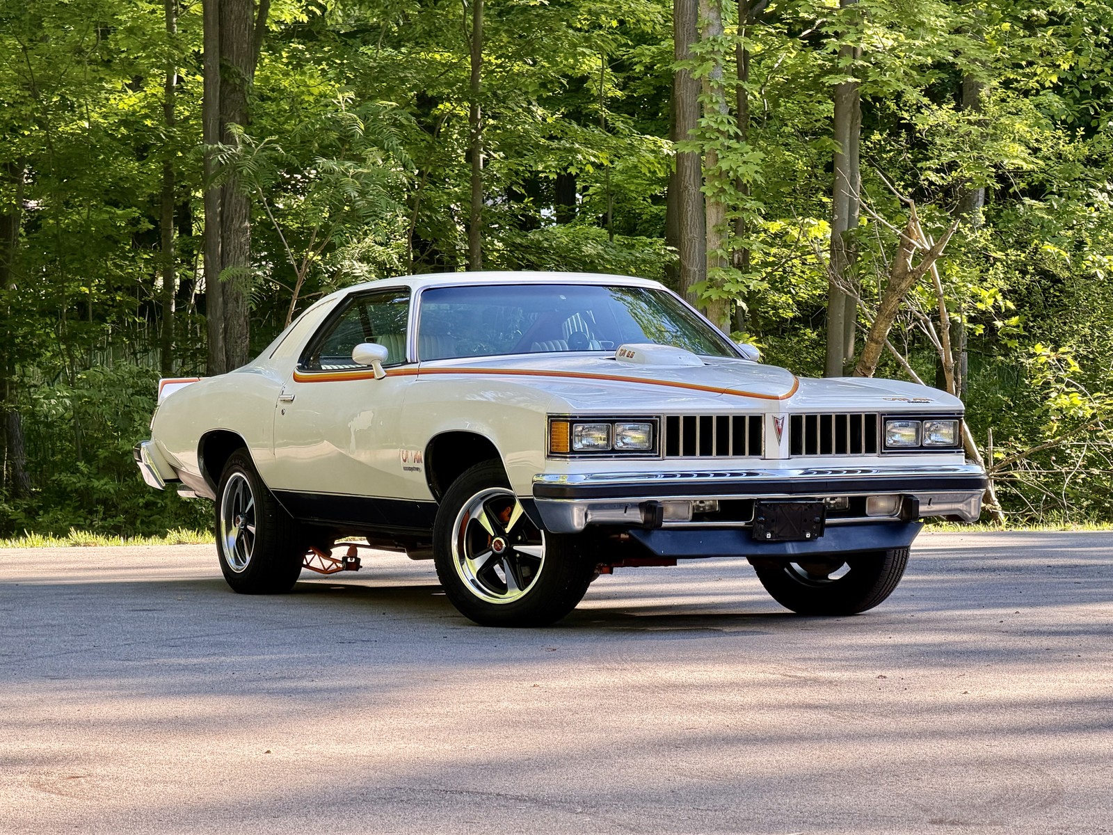 Pontiac-Le-Mans-1977-Coupe-Red-and-White