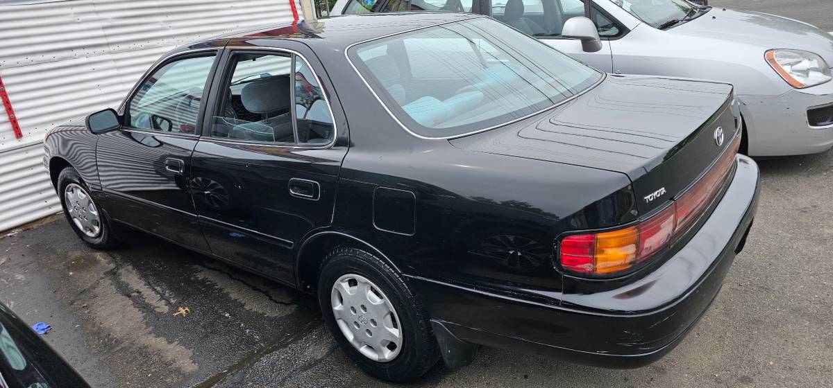 Toyota-Camry-4dr-sedan-1992-black