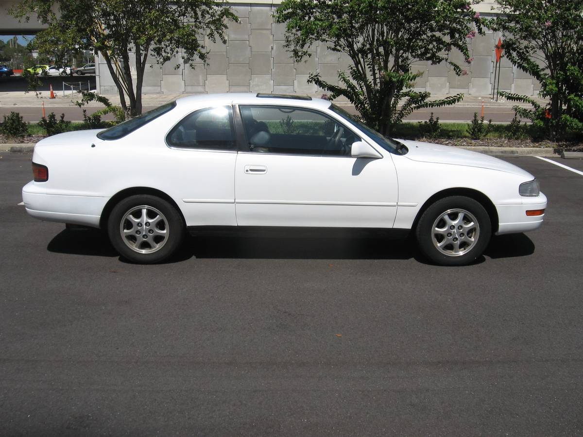 Toyota-Camry-le-1994-white