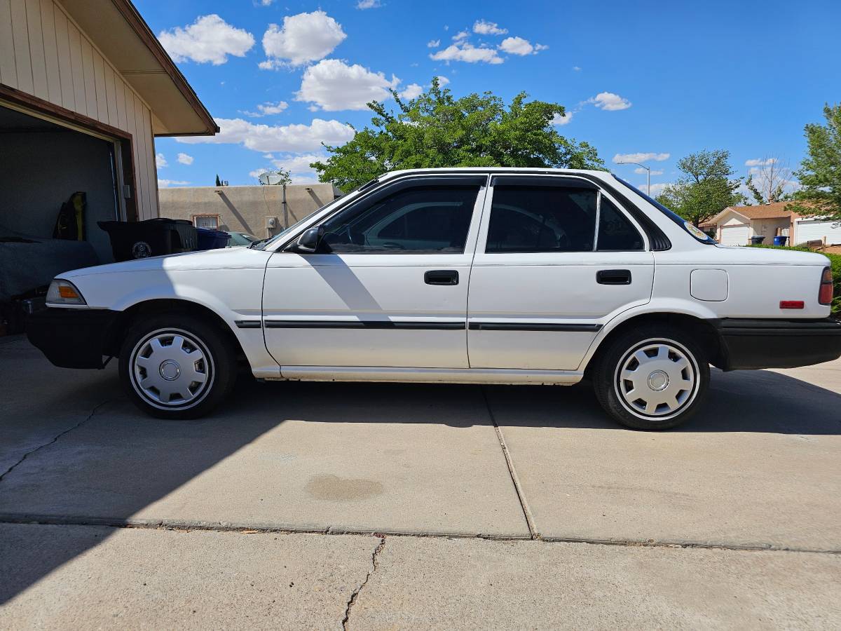 Toyota-Corolla-dx-1990-white