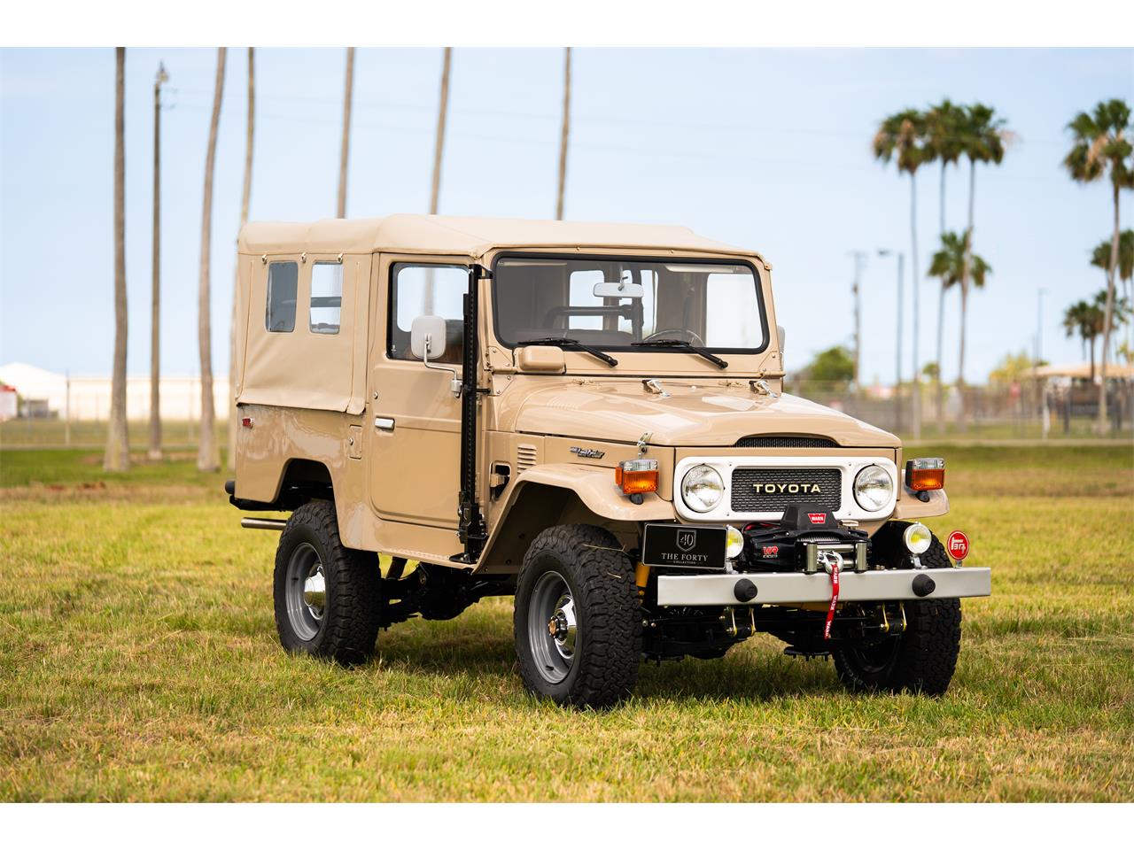 Toyota-Fj-cruiser-1982-Desert-Sand-Brown